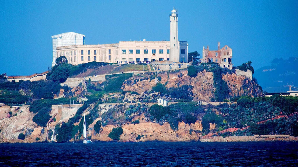 Alcatraz Island Wallpaper: Scenic Views of California's Historic Landmark