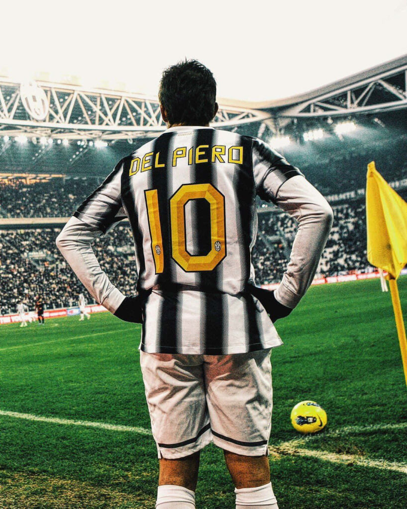 Alessandro Del Piero in Juventus number 10 jersey preparing for corner kick in packed stadium Wallpaper