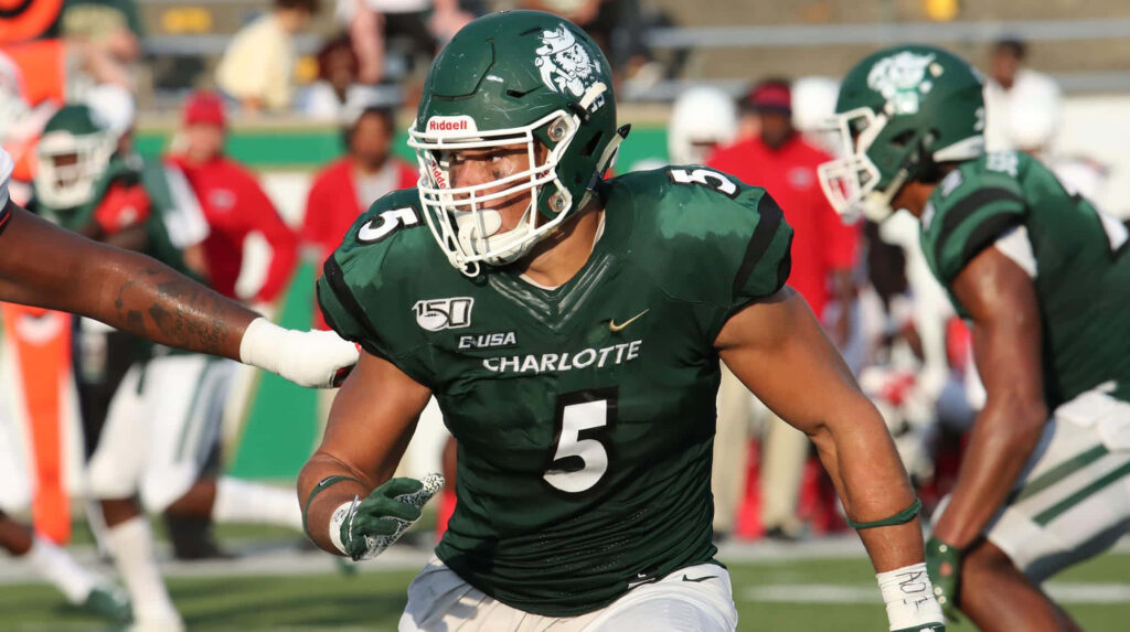 Alex Highsmith Charlotte 49ers football player in intense action showing focus and determination Wallpaper