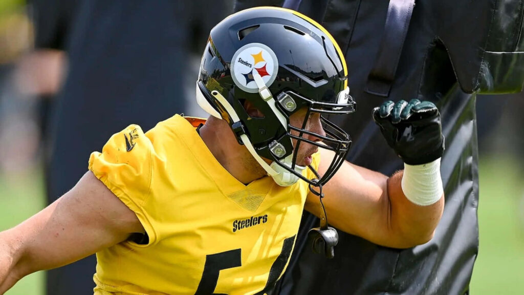 Alex Highsmith Steelers intense training session showing focus and determination wallpaper background