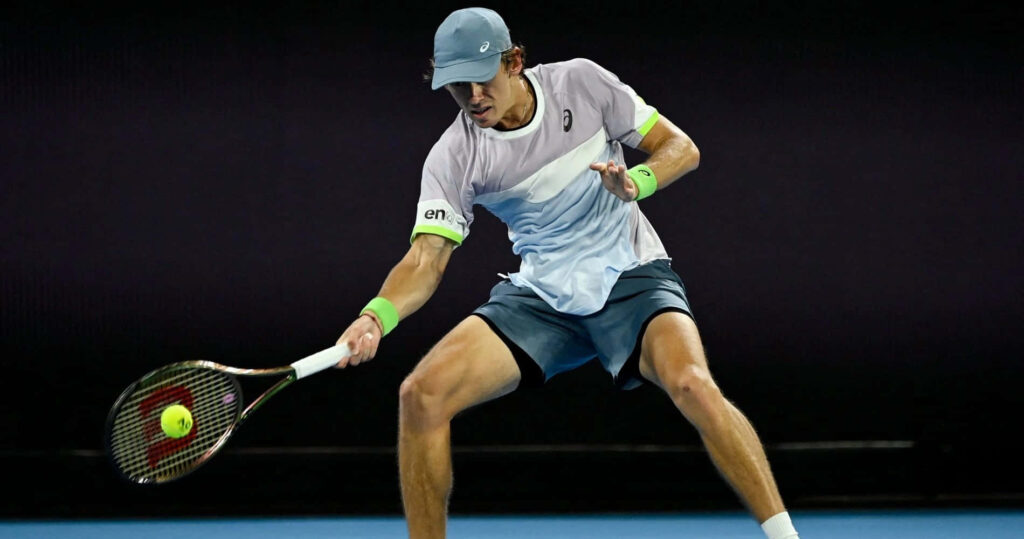 Alex de Minaur tennis player preparing to return shot showing agility and determination on court Wallpaper
