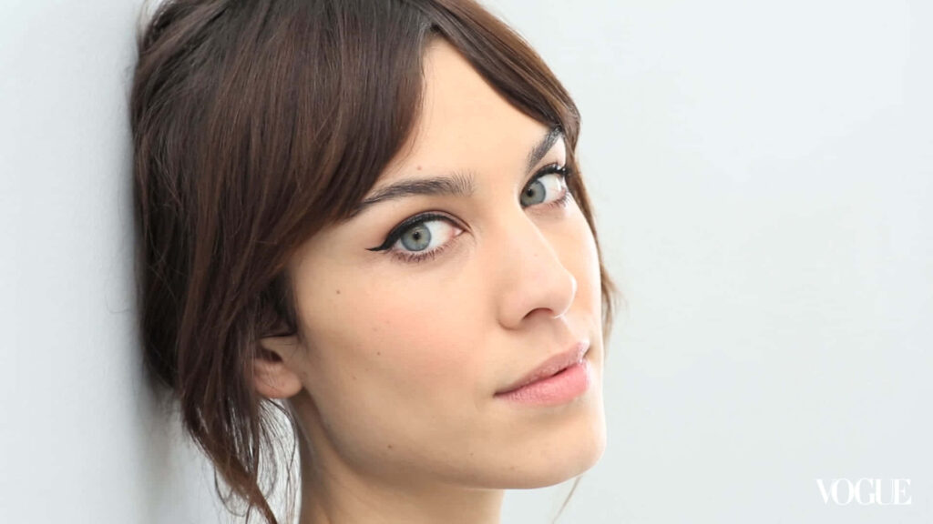 Alexa Chung with iconic cat eye makeup highlighting striking eyes minimalist beauty wallpaper