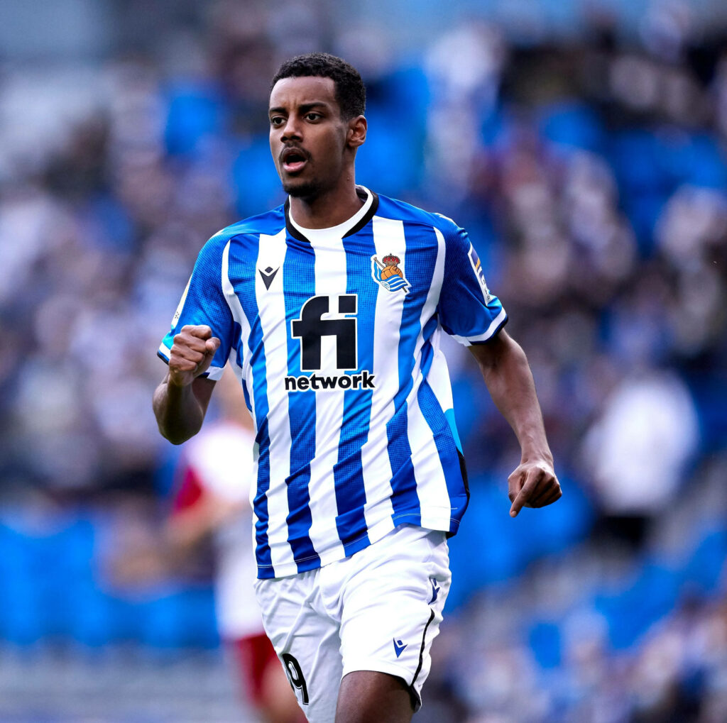 Alexander Isak in Real Sociedad kit running focused on the football field dynamic wallpaper