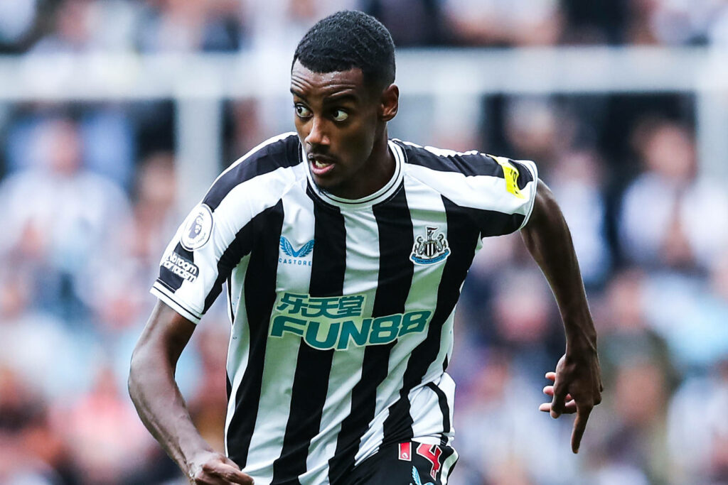 Alexander Isak running focused in Newcastle United kit dynamic football action wallpaper background