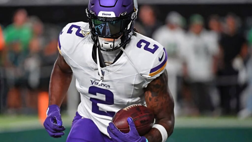 Alexander Mattison Vikings Running Back running with football showing athleticism and focus Wallpaper