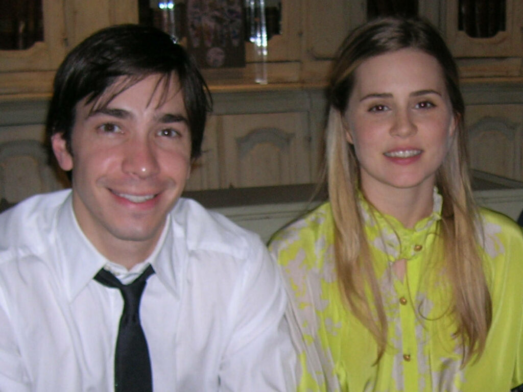 Alison Lohman and Justin Long smiling together at American event friendly relaxed pose wallpaper