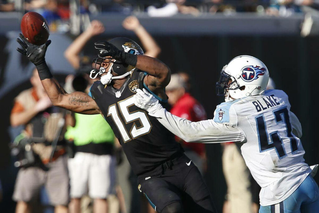 Allen Robinson Jaguars wide receiver making athletic one handed catch under tight NFL defense Wallpaper