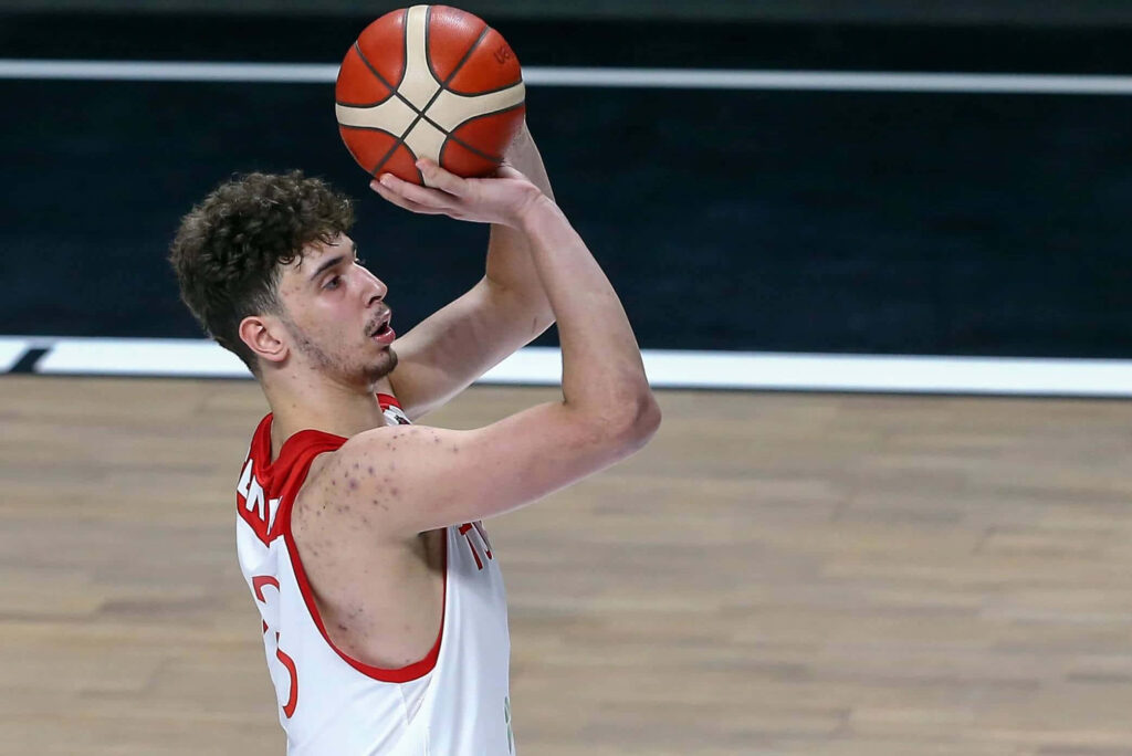 Alperen Şengün focused taking free throw in basketball game showing skill and concentration Wallpaper