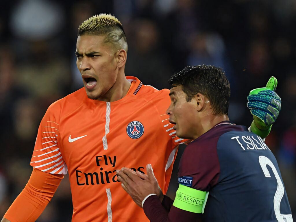 Alphonse Areola and Thiago Silva in Paris Saint-Germain kits focused during football match wallpaper