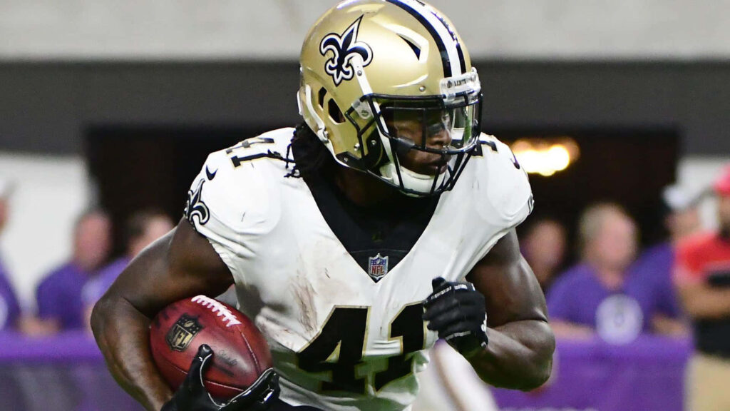 Alvin Kamara in New Orleans Saints uniform running dynamic style NFL Pro Bowl back wallpaper