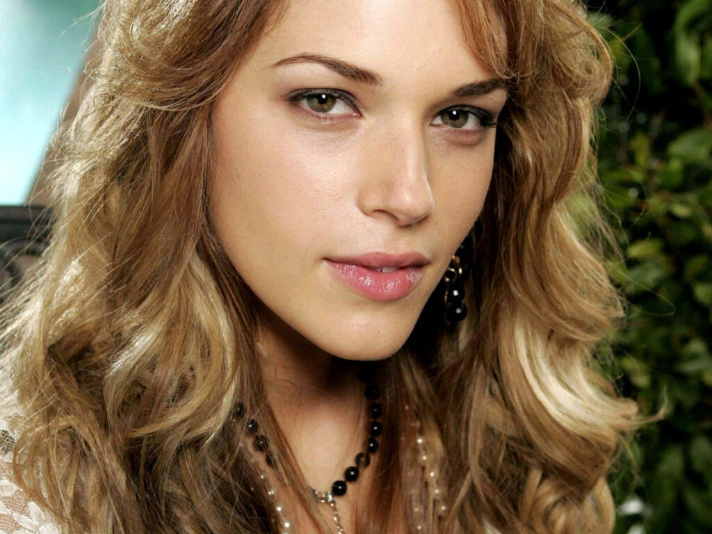 Amanda Righetti close-up portrait with soft waves natural makeup serene expression green background Wallpaper