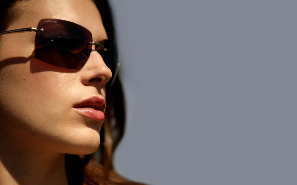 Amanda Righetti stylish profile wearing chic sunglasses modern sophisticated wallpaper background