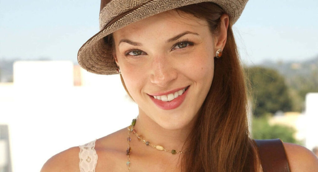 Amanda Righetti smiling in stylish hat light summer outfit soft background wallpaper image