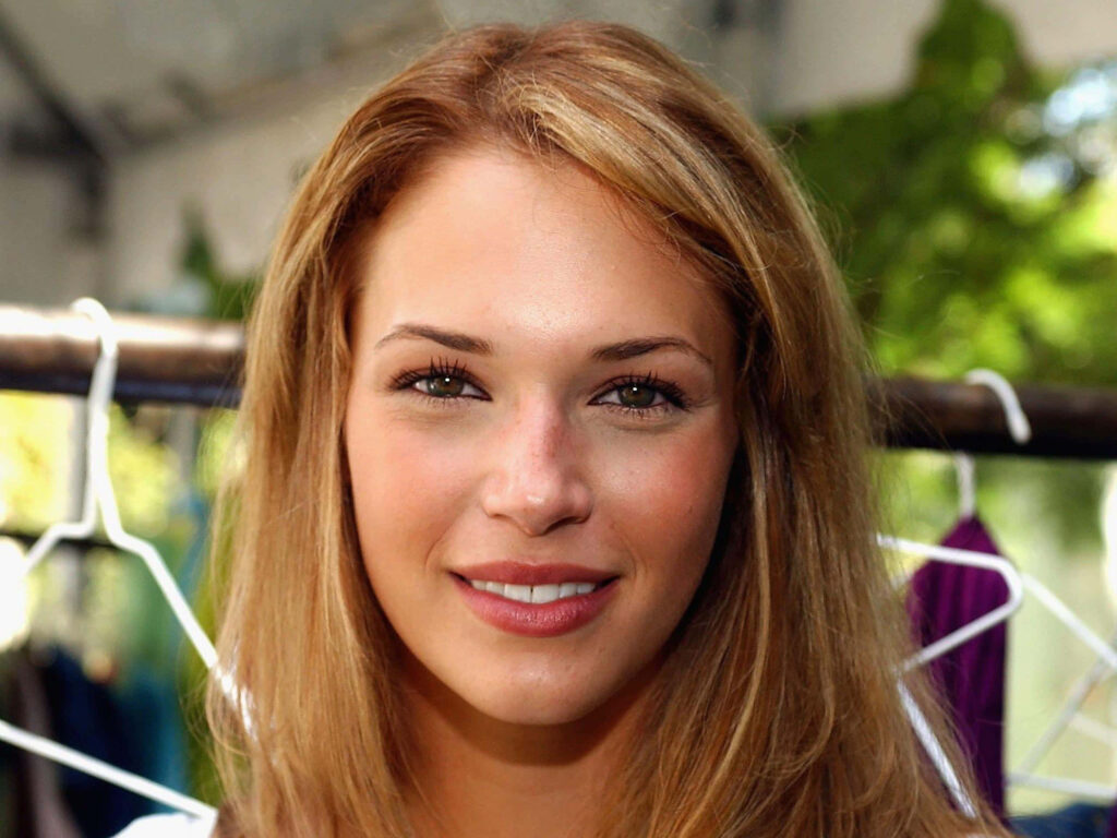 Amanda Righetti smiling outdoors with sunlight highlighting her natural features fresh wallpaper background