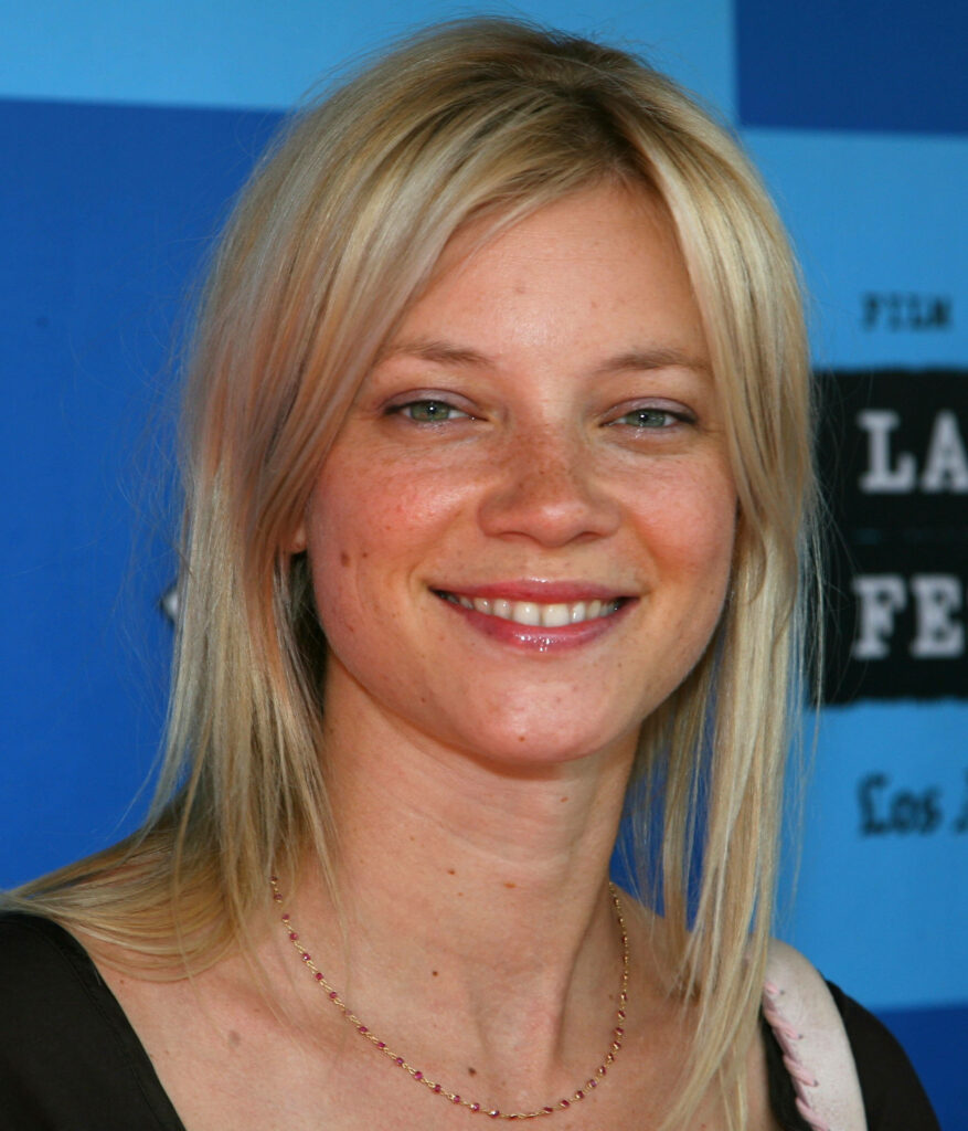 Amy Smart cheerful smile high definition wallpaper natural beauty relaxed style background