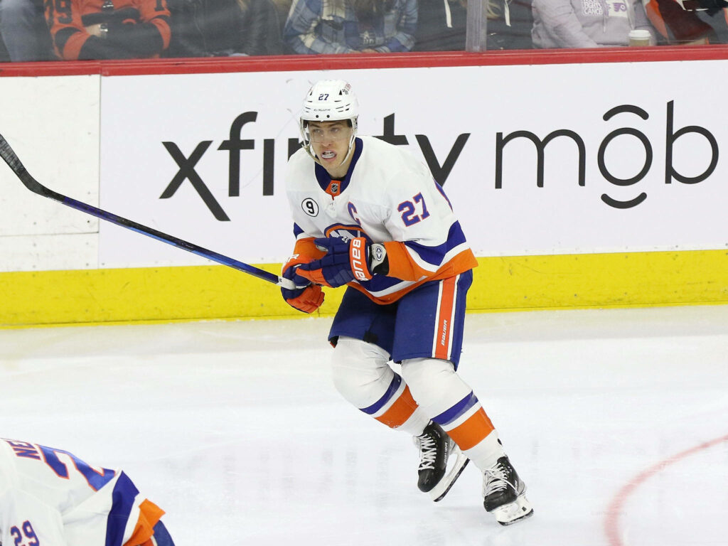 Anders Lee number 27 New York Islanders skating in action game versus Pittsburgh Penguins Wallpaper
