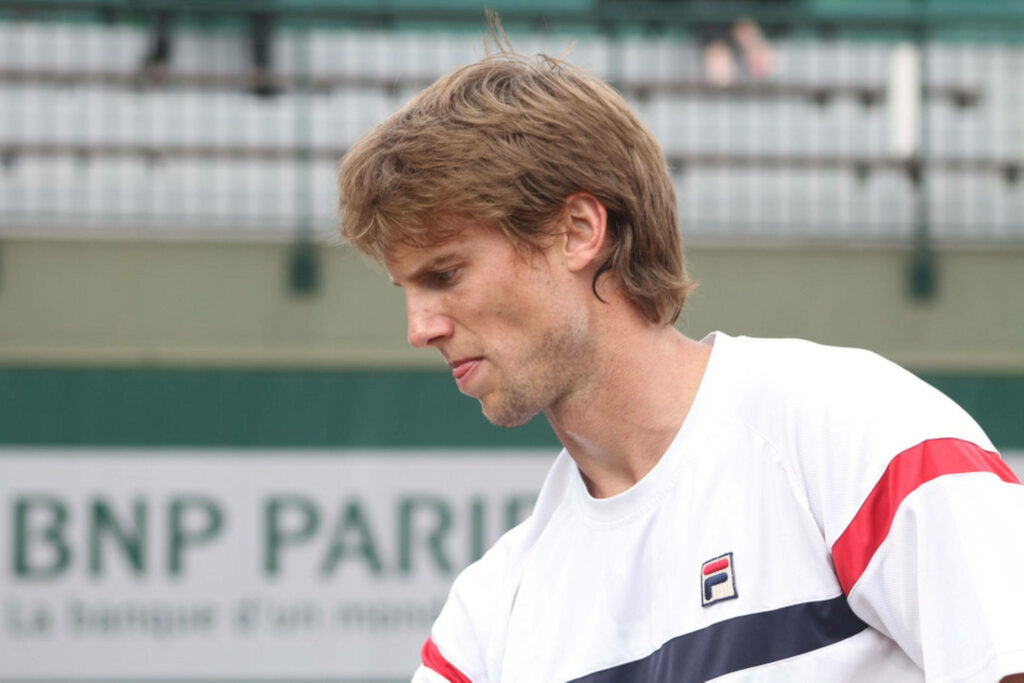 Side view of Andreas Seppi focused playing tennis on court with intense determination wallpaper