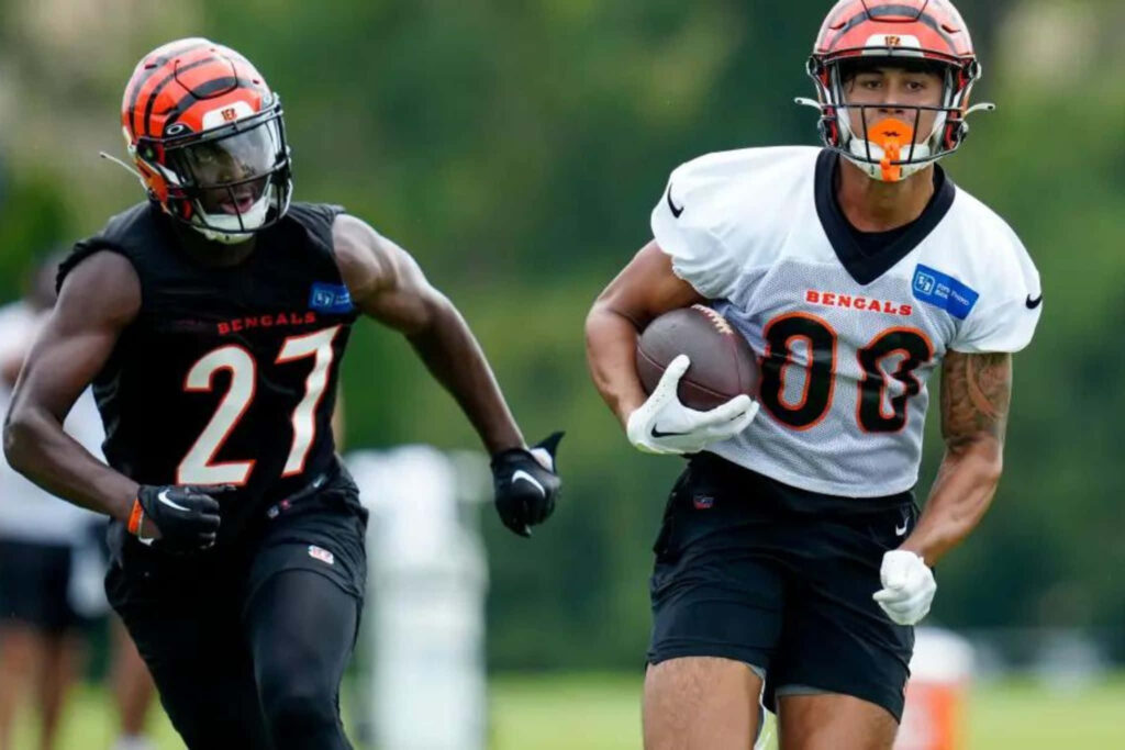 Andrei Iosivas training with Bengals showing athleticism and determination on football field Wallpaper