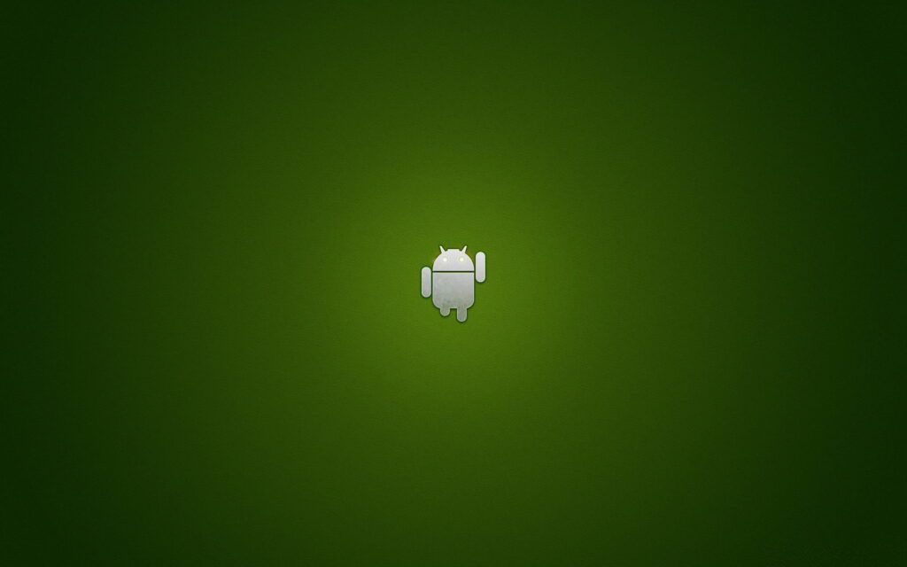 Minimalist QHD wallpaper of silver metallic Android mascot on textured deep green gradient background