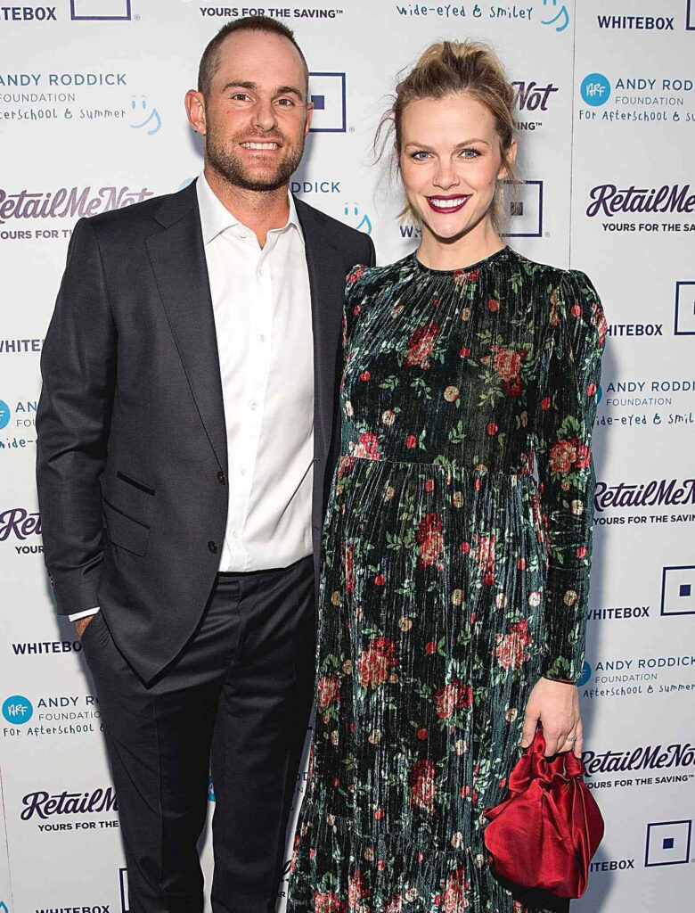 Andy Roddick and Brooklyn Decker stylishly posing and smiling together at a formal event wallpaper