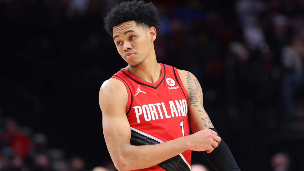 Anfernee Simons in Portland Trail Blazers uniform focused during NBA game action wallpaper