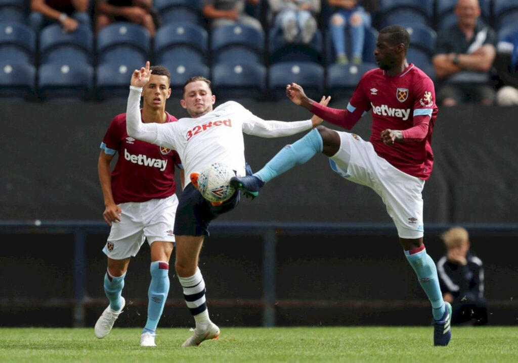 Angelo Ogbonna fiercely contests the ball showing determination in an intense football match Wallpaper