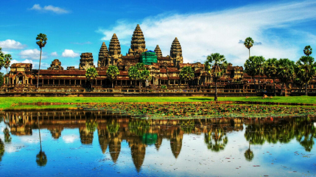 Stunning Angkor Wat Wallpaper: Architecture & Reflection in Nature