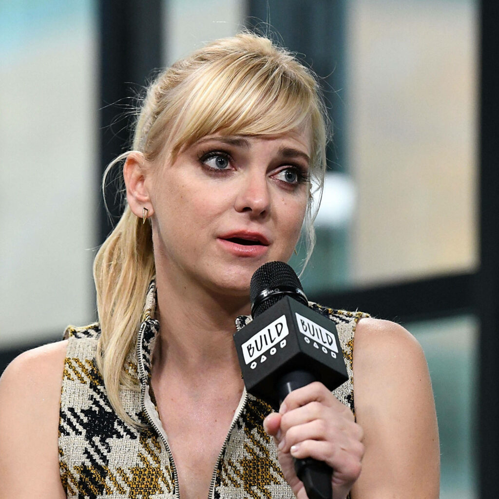 Anna Faris speaking in a Build Series interview wearing patterned sleeveless outfit with natural backdrop Wallpaper