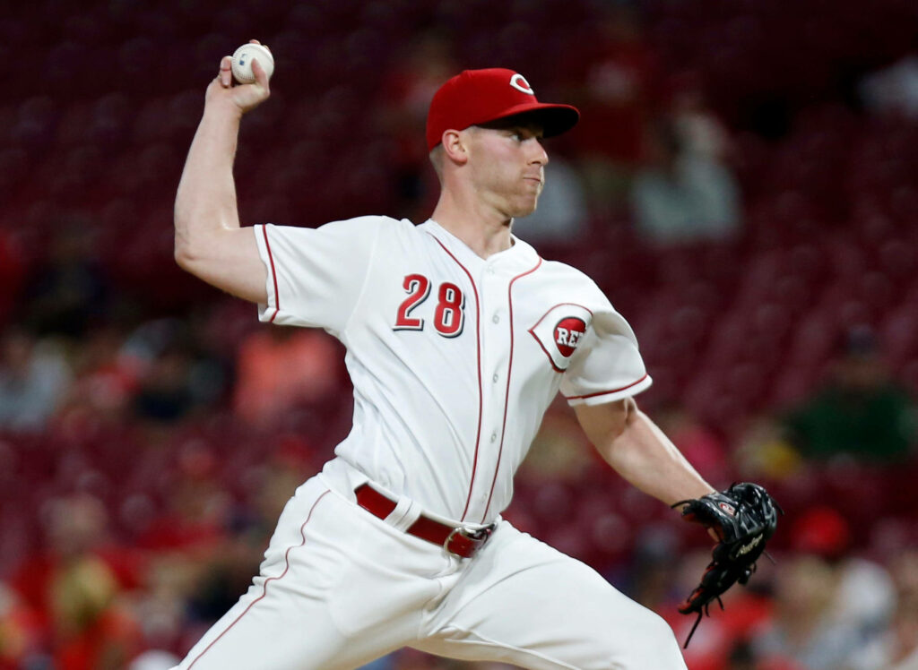 Anthony DeSclafani pitching on mound in Cincinnati Reds uniform baseball wallpaper background