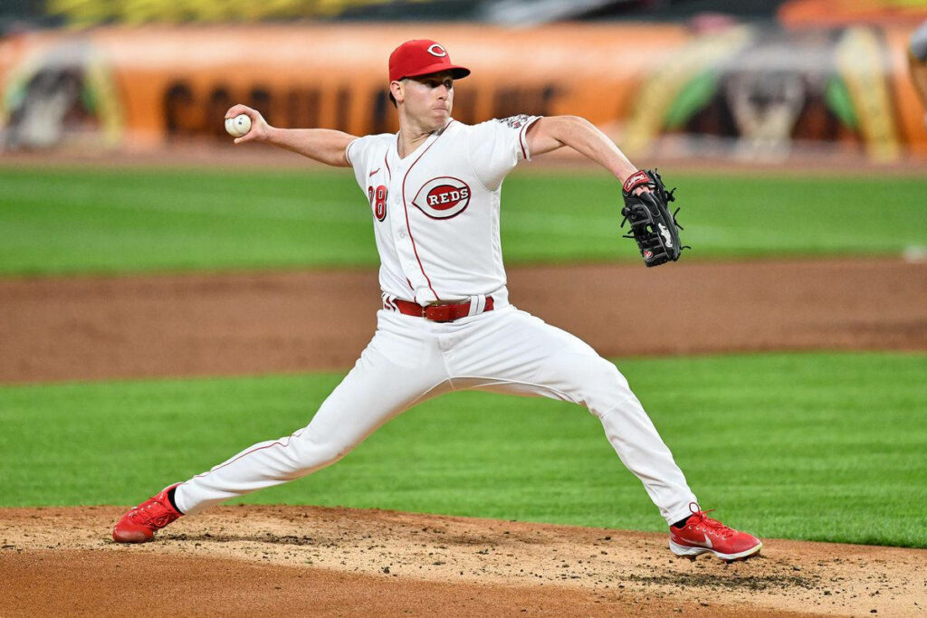 Anthony DeSclafani pitching for Cincinnati Reds dynamic wallpaper background action shot