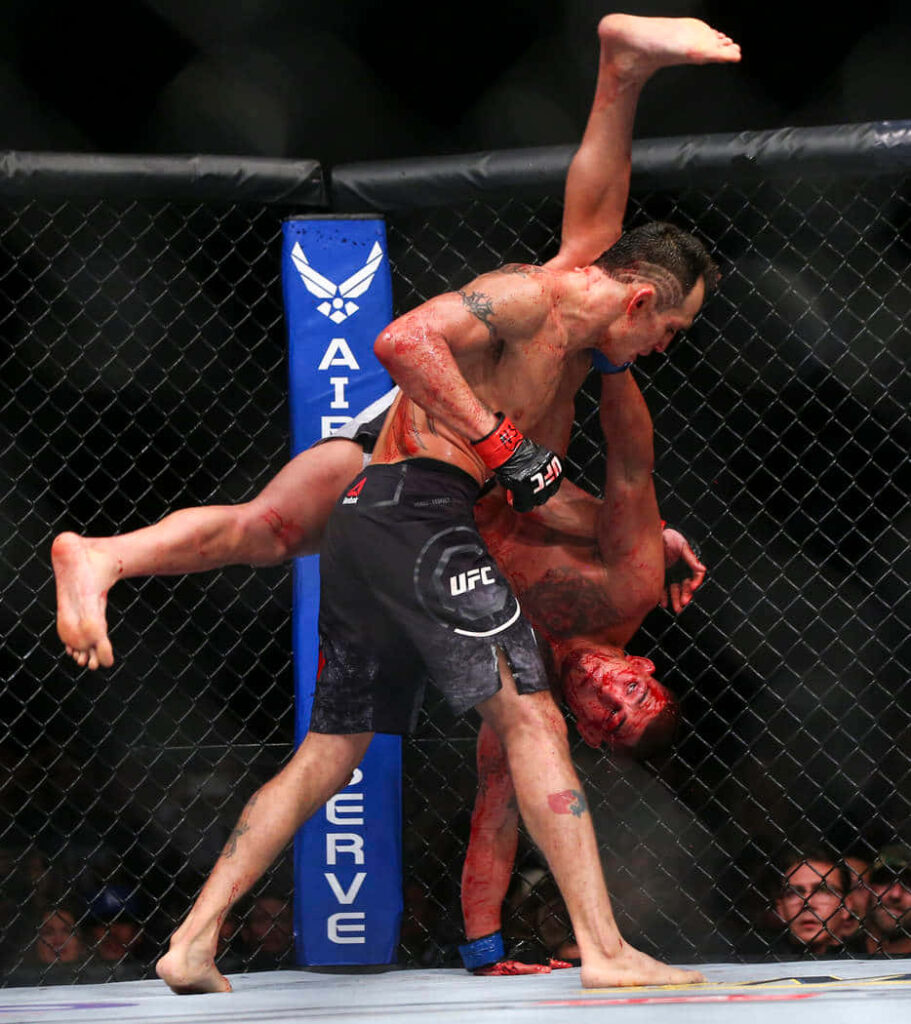Anthony Pettis versus Tony Ferguson intense UFC fight showing determination in octagon wallpaper
