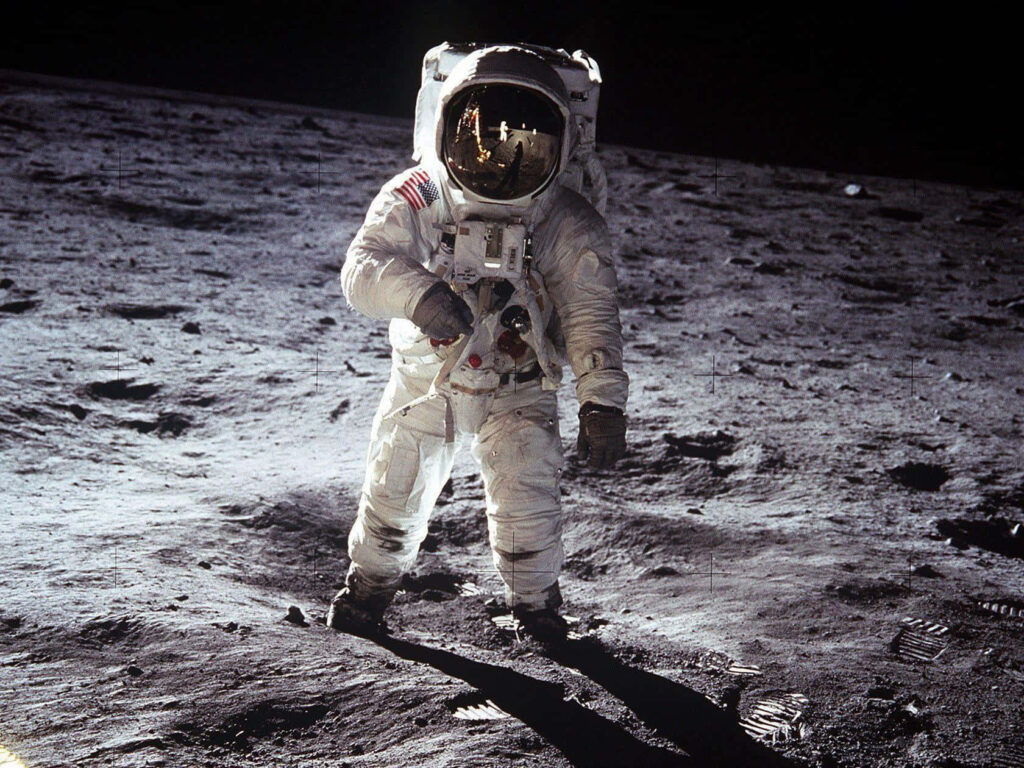 Apollo 11 Wallpaper: Neil Armstrong on the Moon - Historic Landing