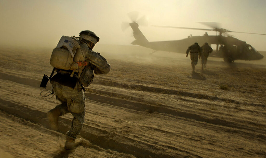 Rush Hour: Military Riders Hop Onto Helicopter Amidst Dusk Fog - Wallpaper