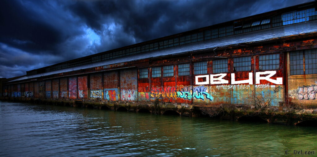Urban Canvas: Expressions of Artistry - A Vibrant HD Wallpaper featuring Graffiti on a Majestic Building