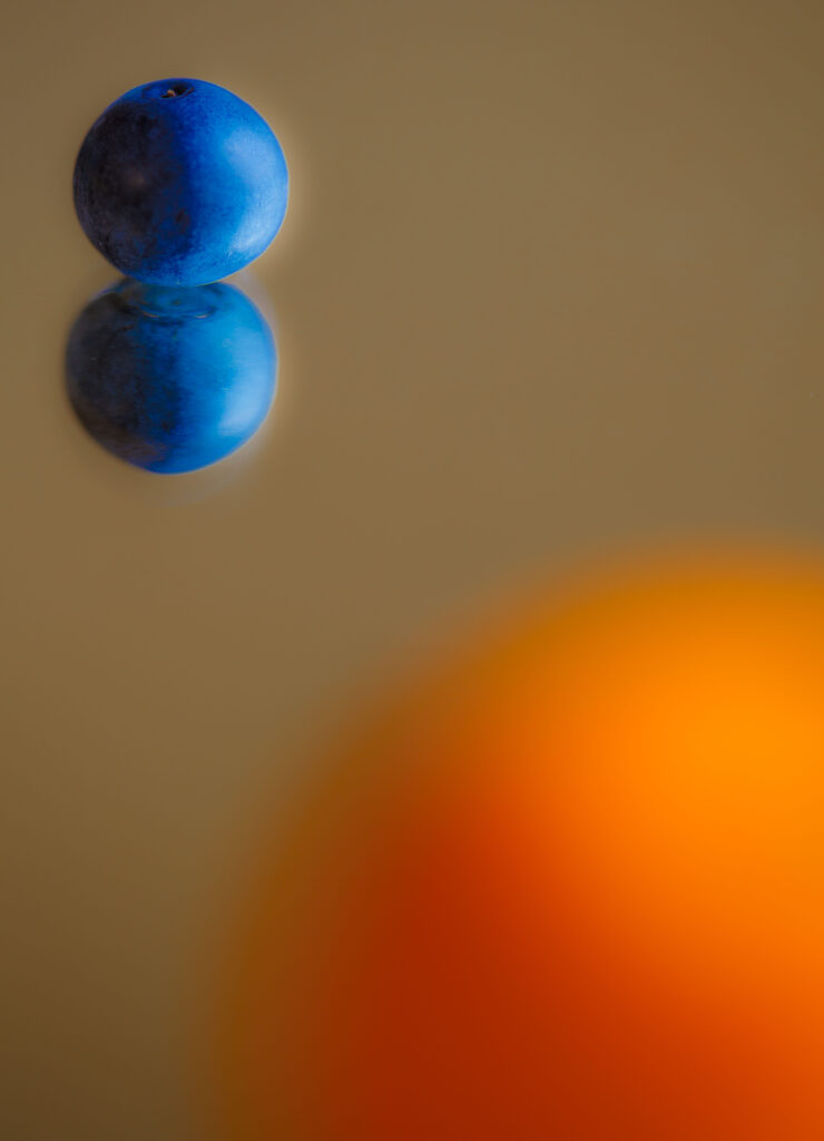 Artistic Blueberry Wallpaper: Minimalist Design with Reflection