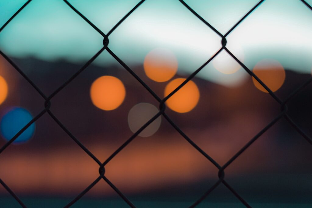 Artistic Bokeh Wallpaper: Blurred Circles & Sharp Chain-Link Contrast
