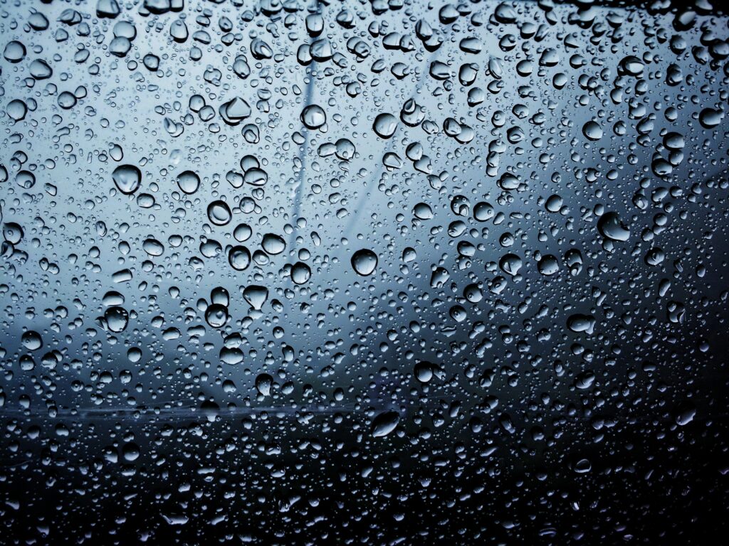 Soothing Water Droplets Wallpaper: Artistic Blur Background Design