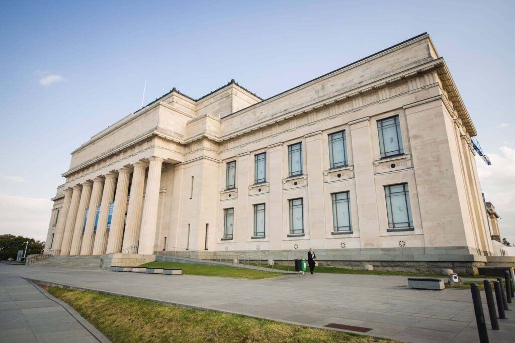 Auckland War Memorial Museum neoclassical exterior with impressive stone columns and clear sky Wallpaper