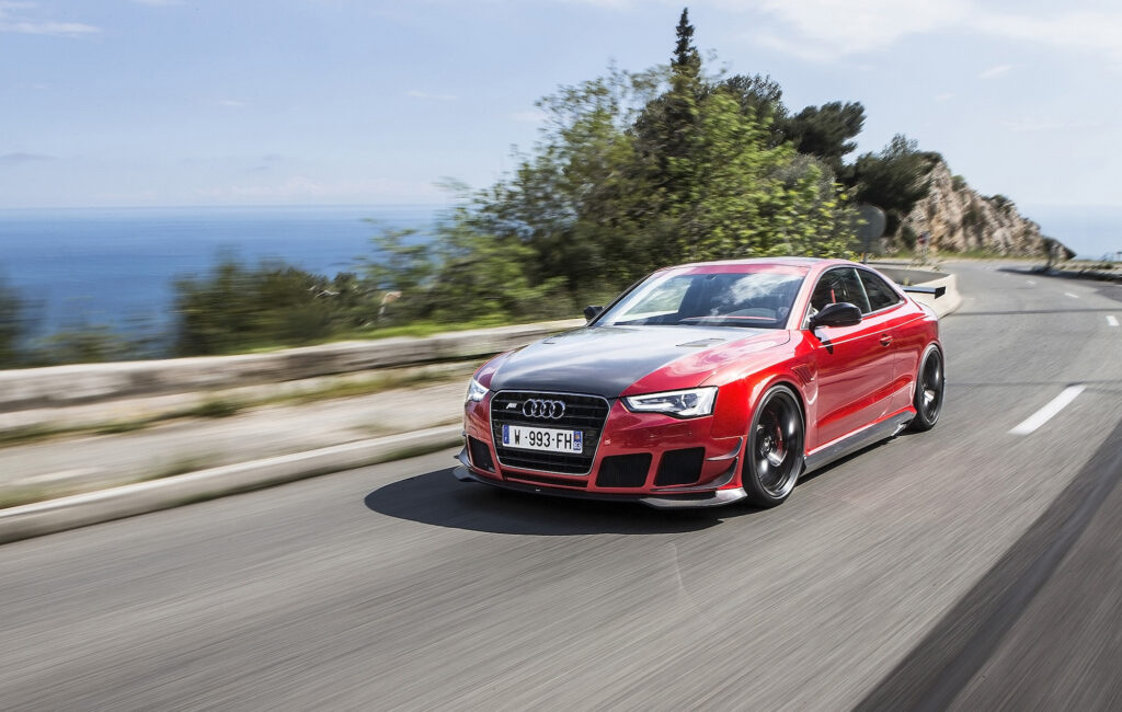 Sleek Audi RS5-R Wallpaper: Coastal Cruising & Dynamic Design
