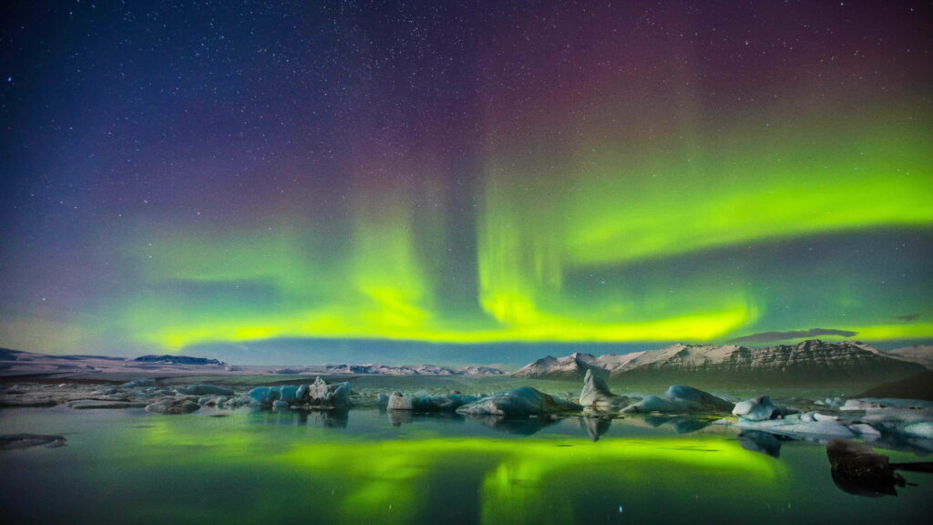 Luminous Nature's Tapestry: A Blissful 4K Wallpaper of the Northern Lights' Enchanting Aurora