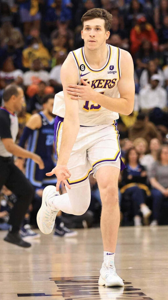 Austin Reaves Lakers basketball player driving to the basket in dynamic action wallpaper