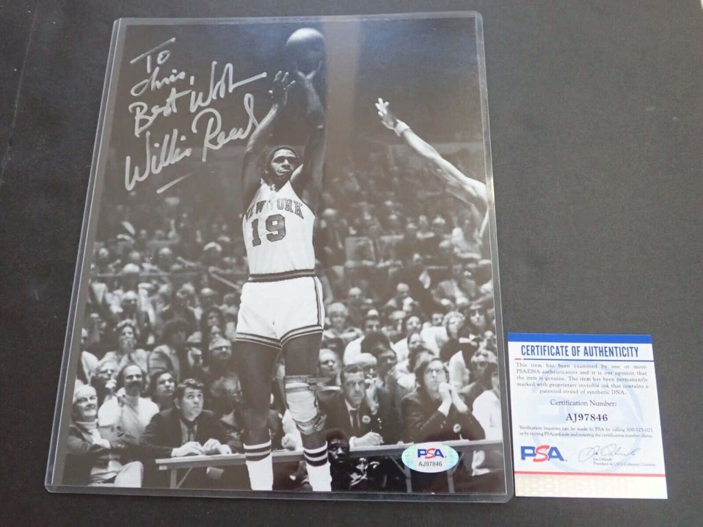 Authentic signed black-and-white photo of NBA legend Willis Reed Knicks #19 with certificate Wallpaper