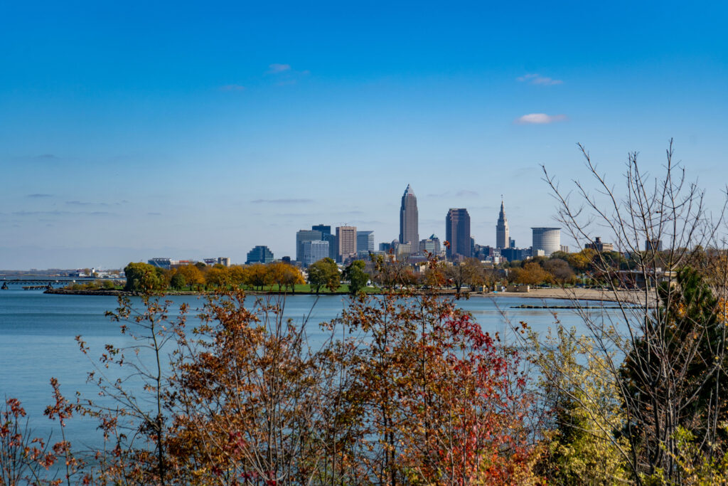 Autumn Lake Erie Wallpaper: Cleveland Skyline & Vibrant Foliage