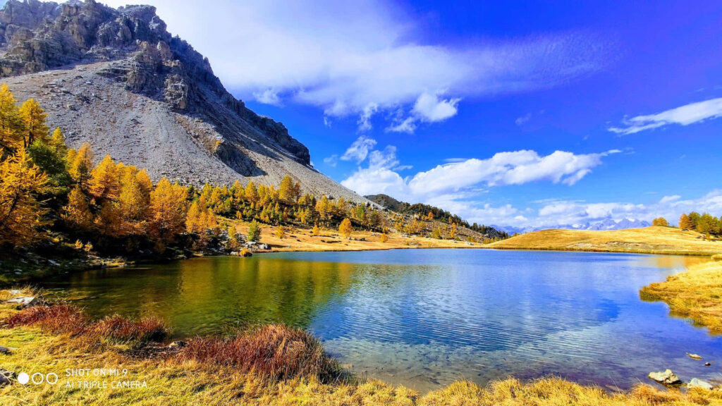Tranquil Autumn Waters Wallpaper: Scenic Teams Background