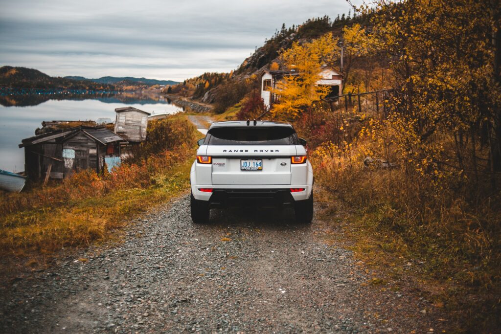 Autumn Range Rover SUV Wallpaper: Scenic Fall Foliage & Lake View