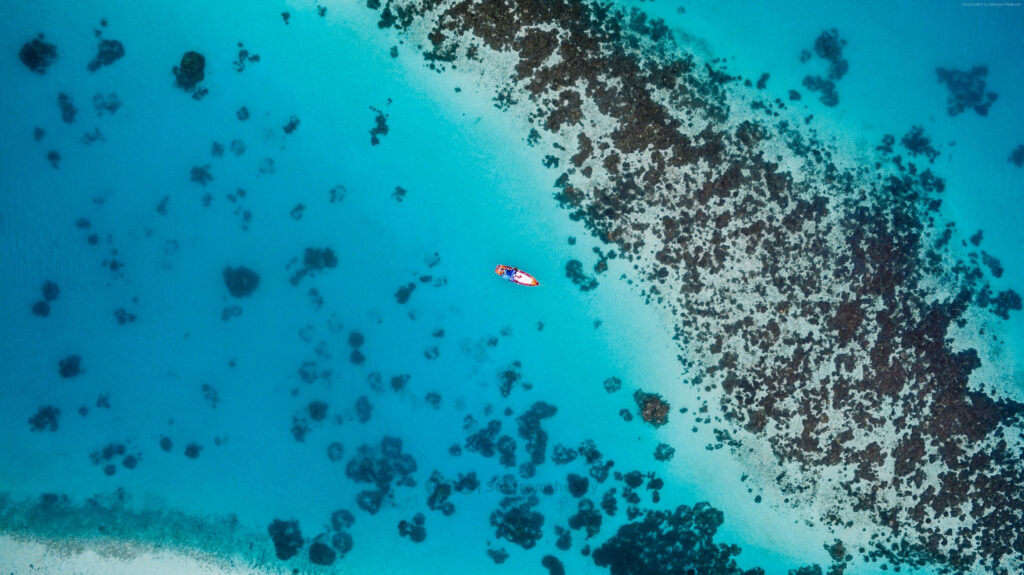 Azure Serenity: Captivating Vista for Windows Lock Screen Wallpaper