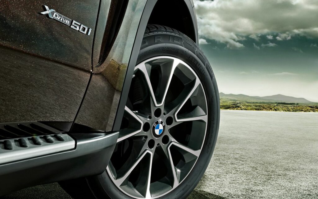 Close-Up of Luxurious BMW X5 Wheel & Tire Design | High-Res Wallpaper