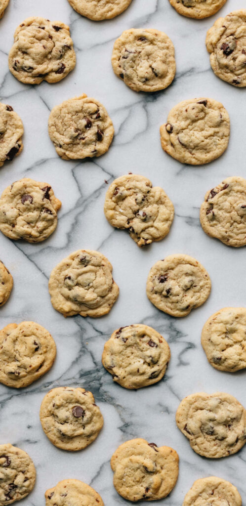 Scrumptious American Delights: Tempting Oatmeal Cookies on a Luxurious Marble Canvas Wallpaper