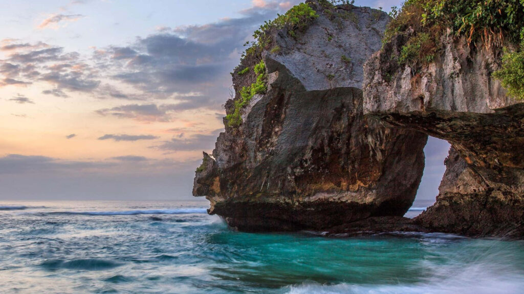 Serene Bali Beach Sunset Wallpaper with Dramatic Rocks & Waves