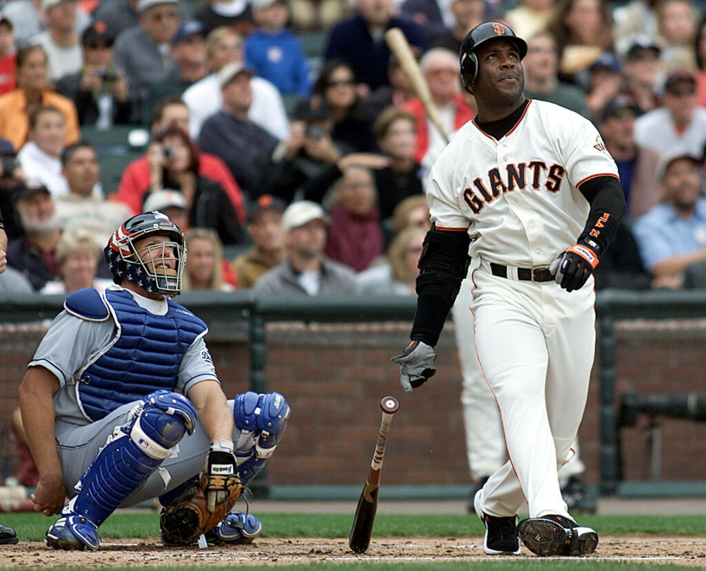 Barry Bonds hitting a home run for San Francisco Giants with crowd and catcher watching closely Wallpaper